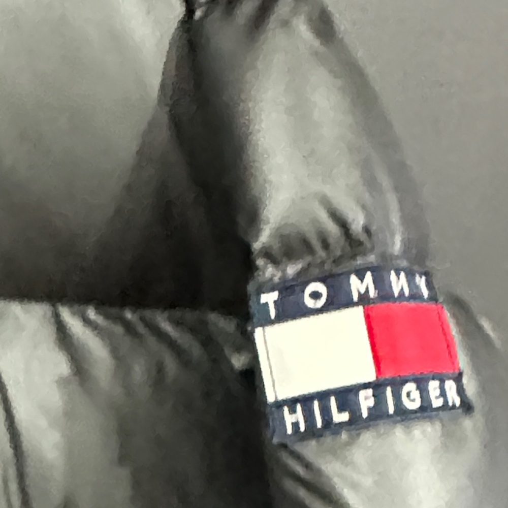 Tommy Hilfiger Men's Metallic Gray Puffer Jacket with Red Lining - Picture 3 of 5